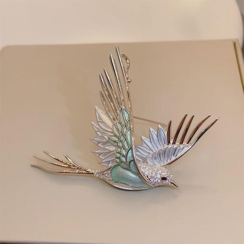Zarif 3D Renkli Kuş Broşu - Sonbahar ve Kışlık Montlar İçin Lüks Tasarım Korsaj