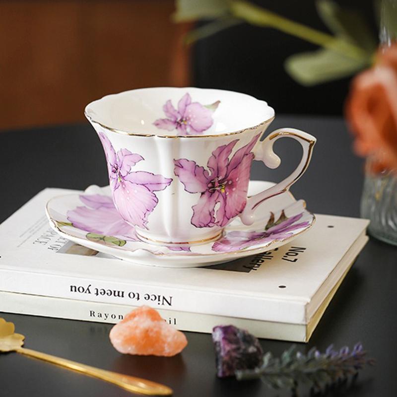 Keramik-Teetasse und Untertasse Set Lila Blume Latte-Kaffeebecher Untertassen-Set Porzellantassen Kaffee-Teetasse Zuhause Café Trinkgeschirr Geschenk