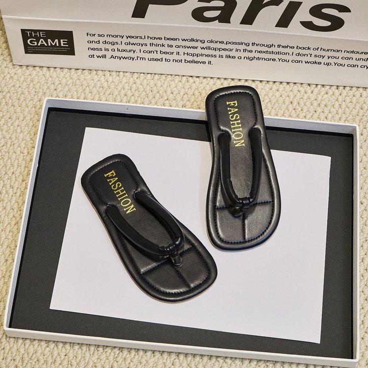 Girls slippers 2025 summer new foreign style soft sole medium older children sandals children wear beach shoes flip-flops tide