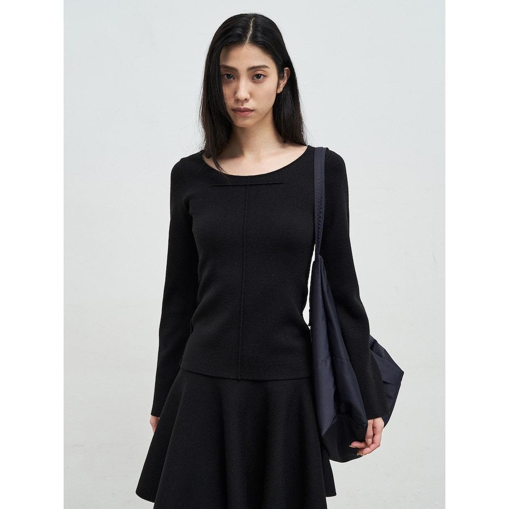Anggae Scooped Neck Pullover Black