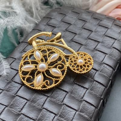 Vintage Hollow Design Good-Looking Small Bicycle Brooch Small Fragrant Corsage Classic Versatile