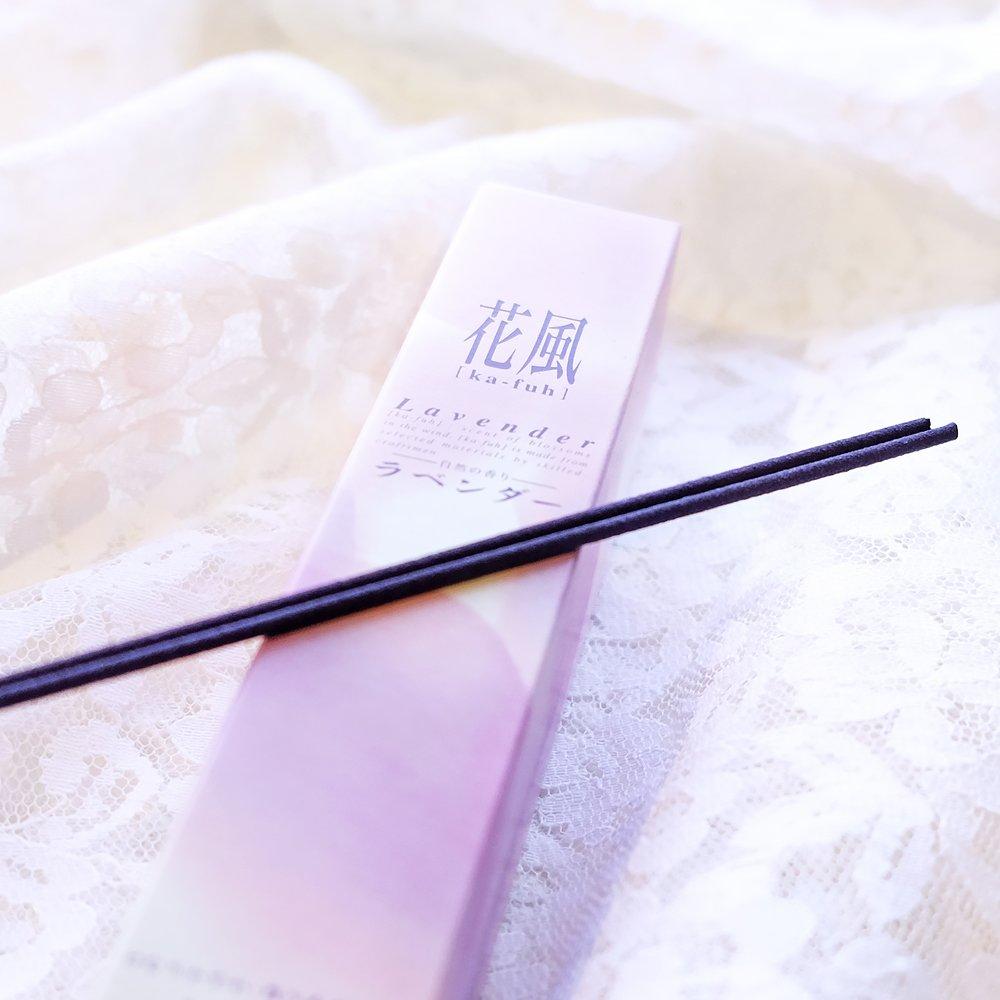 Konzervované květiny Nová sada Shion a kadidla s květinovým vzorem Nabízí květiny ve tvaru korkové skleněné kopule