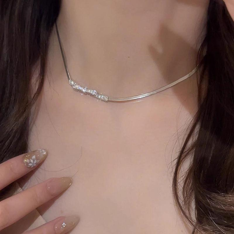 Hot Selling Personalized Gold Bow Snake Bone Chain Necklace with A New Light Luxury and High-end Feel