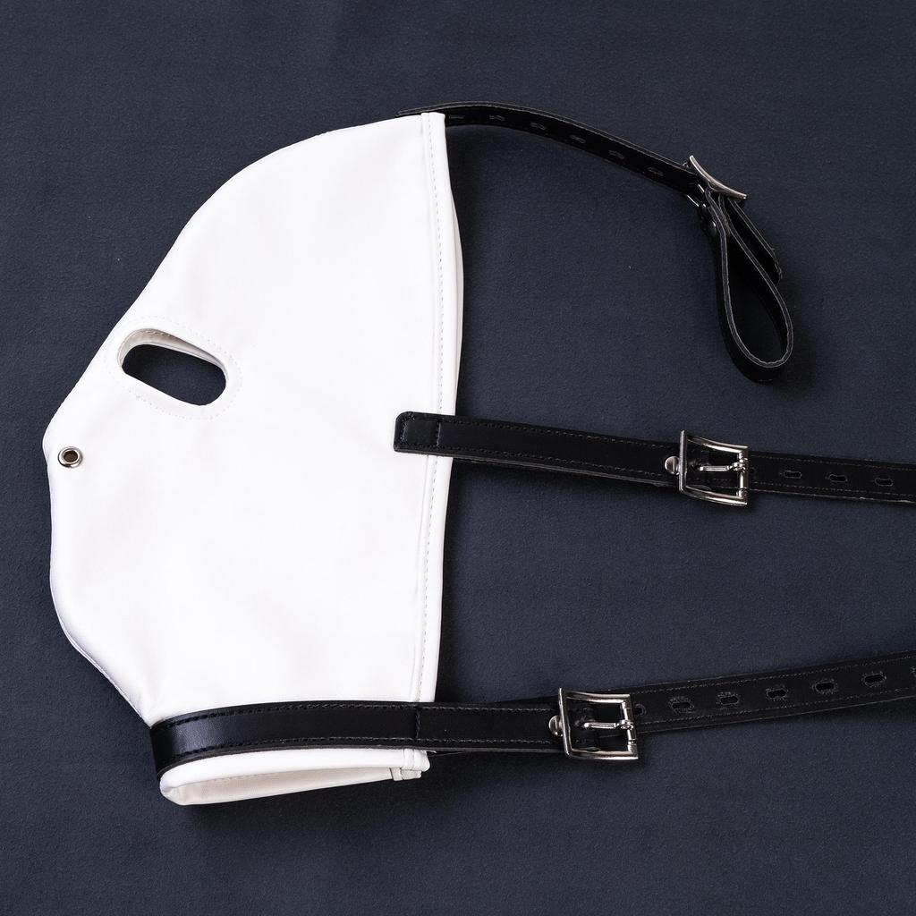 Erotická kukla s odhalenými očima pro cosplay a jevištní vystoupení