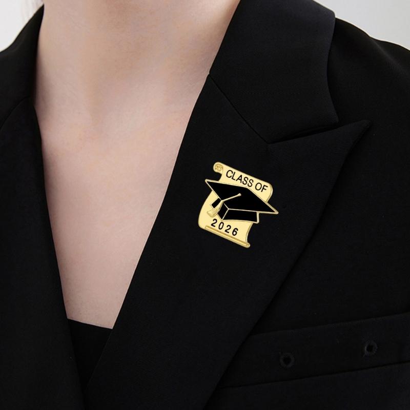 Saison de remise des diplômes 2026 Insigne de casquette doctorale en alliage Broche académique élégante pour diplômés Solide et poli Diamètre 25 mm