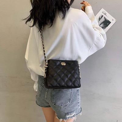 Dámská malá crossbody taška s kosočtvercovým pletením