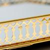 Goldverzierte Glas-Kosmetikaufbewahrungsschale Eleganter Make-up-Parfüm-Organizer Metallkonstruktion Präsentationsplatte