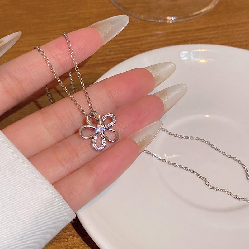 High-end Super Flash Zircon Titanium Steel Necklace Women's Versatile Niche Temperament Silver Collarbone Chain Internet Celebrity New Accessories