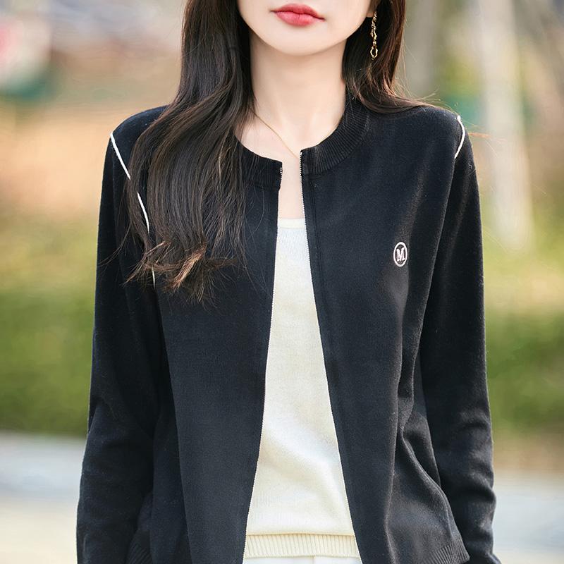 Lekki kardigan damski wykonany w 50% z wełny i w 50% z jedwabiu morwowego – uniwersalny sweter na 4 pory roku zapewniający całoroczny komfort i styl