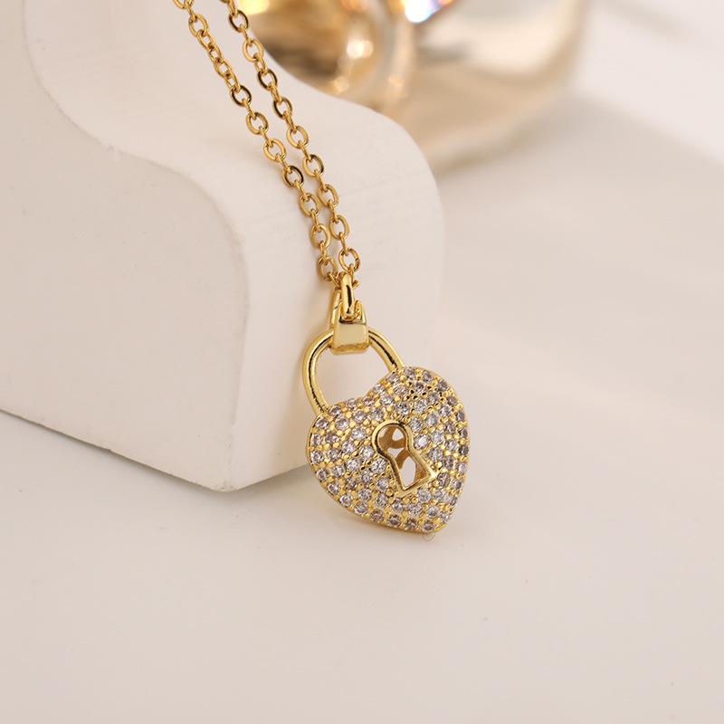 

High-End Geometric Heart Zircon Clavicle Necklace with Gold K-Lock Design - European, American, Japanese, and Korean Style