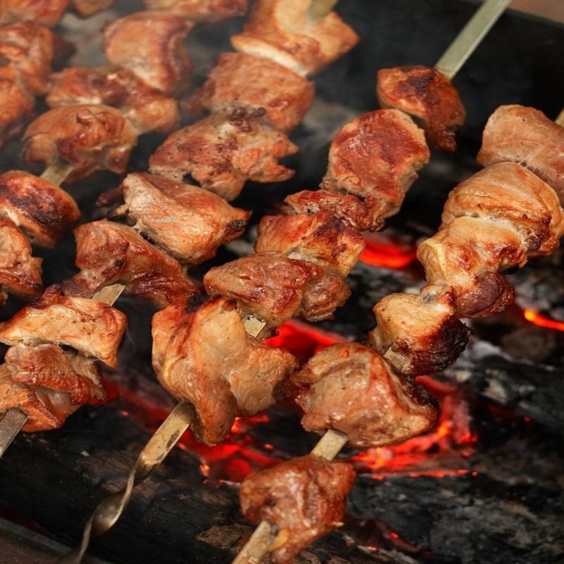 Neuer Edelstahl-Grillspieß mit Aufbewahrungsrohr Wiederverwendbare flache Grillstäbe Küchen-Outdoor-Camping-Gadgets BBQ-Zubehör