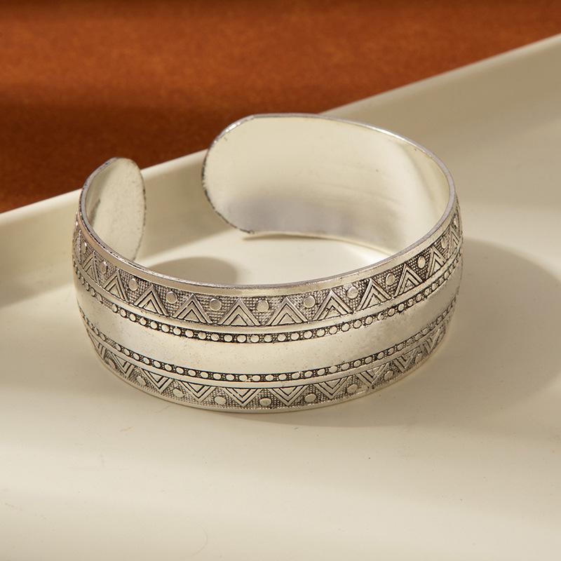 Retro Ethnisch Geschnitzt Breitband Imitation Miao Silber Armreif – Antikes Chinesisches Handgefertigtes Armband für Frauen