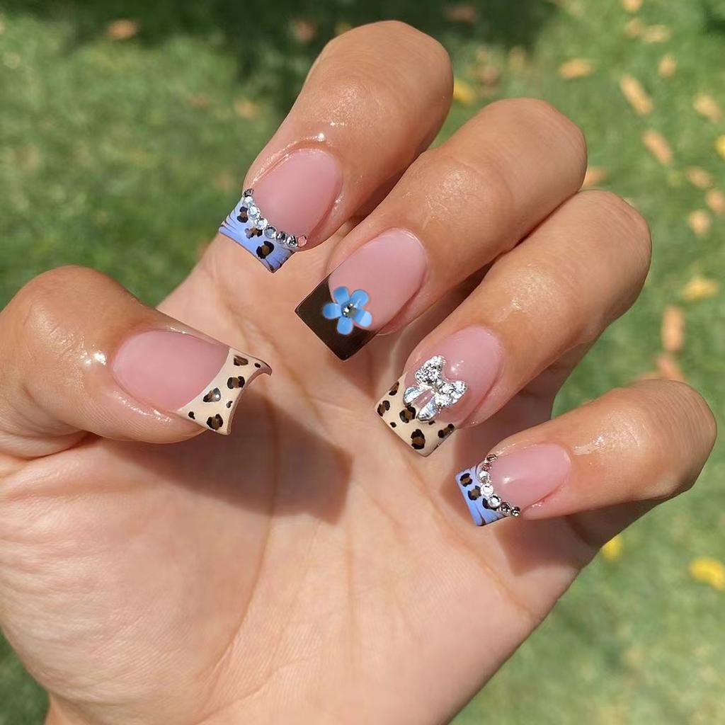 24PCS White French Fake Nails for Women Simple Short Square False Nails Sweet Cool 3D Star with Rhinestone Press on Nails Patch