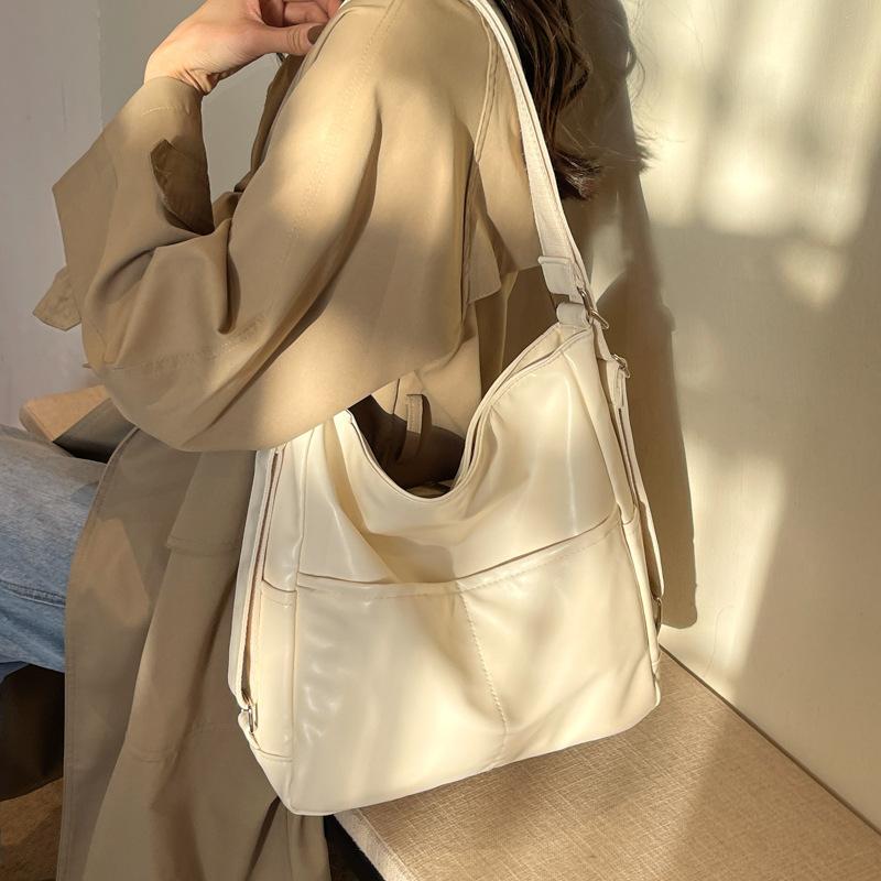 Lielas ietilpības pilsētas mugursoma sieviešu jauna pavasara un vasaras modes teksturēta plecu soma populāra retro iepirkumu soma