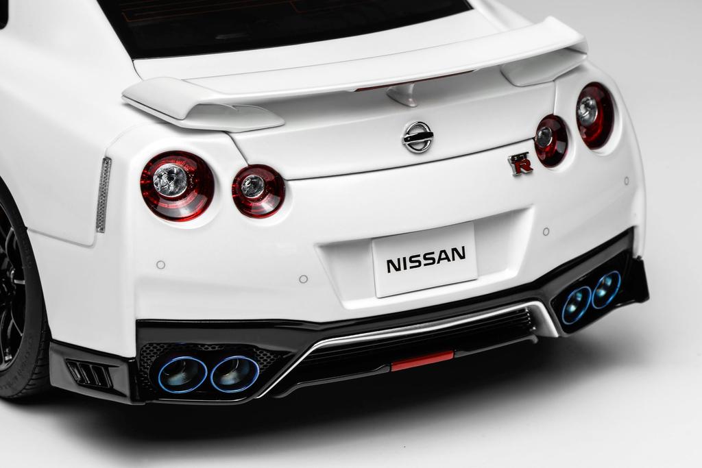 FREESTYLE MOTORHELIX Scale Nissan Track Edition Engineered By NISMO 2020 Brilliant White Pearl Finished Model M83506 1/18 GT-R (R35)
