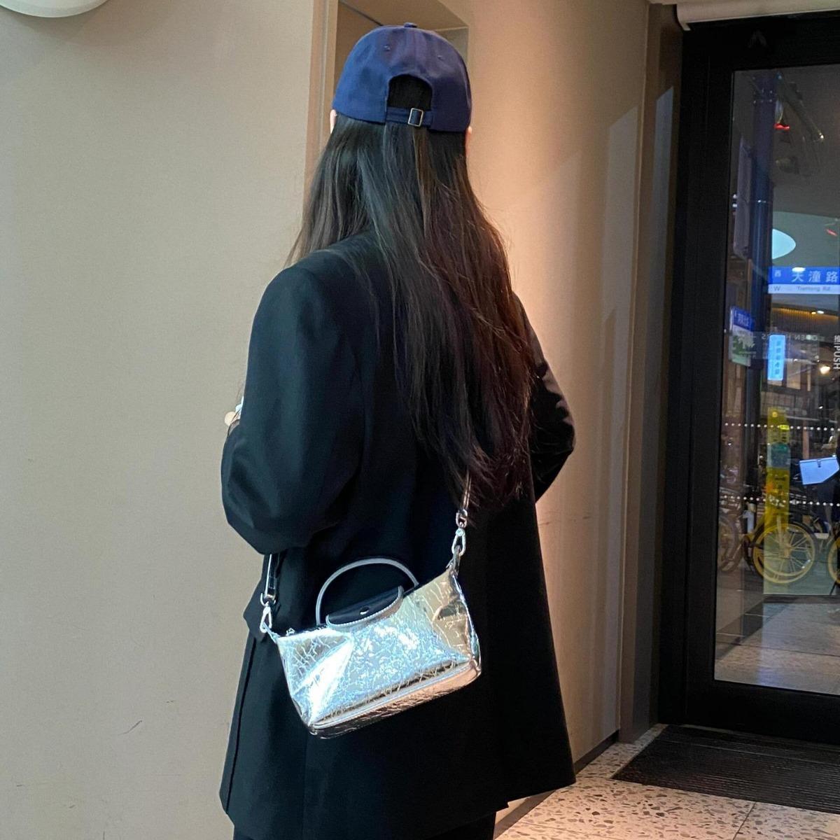 

Bag women s new niche designer silver dumpling bag high-end commuter portable messenger bag