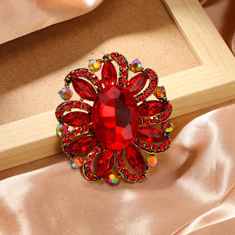 European & American Fashion Crystal Flower Brooch: Alloy, Diamond Women's Clothing Accessory