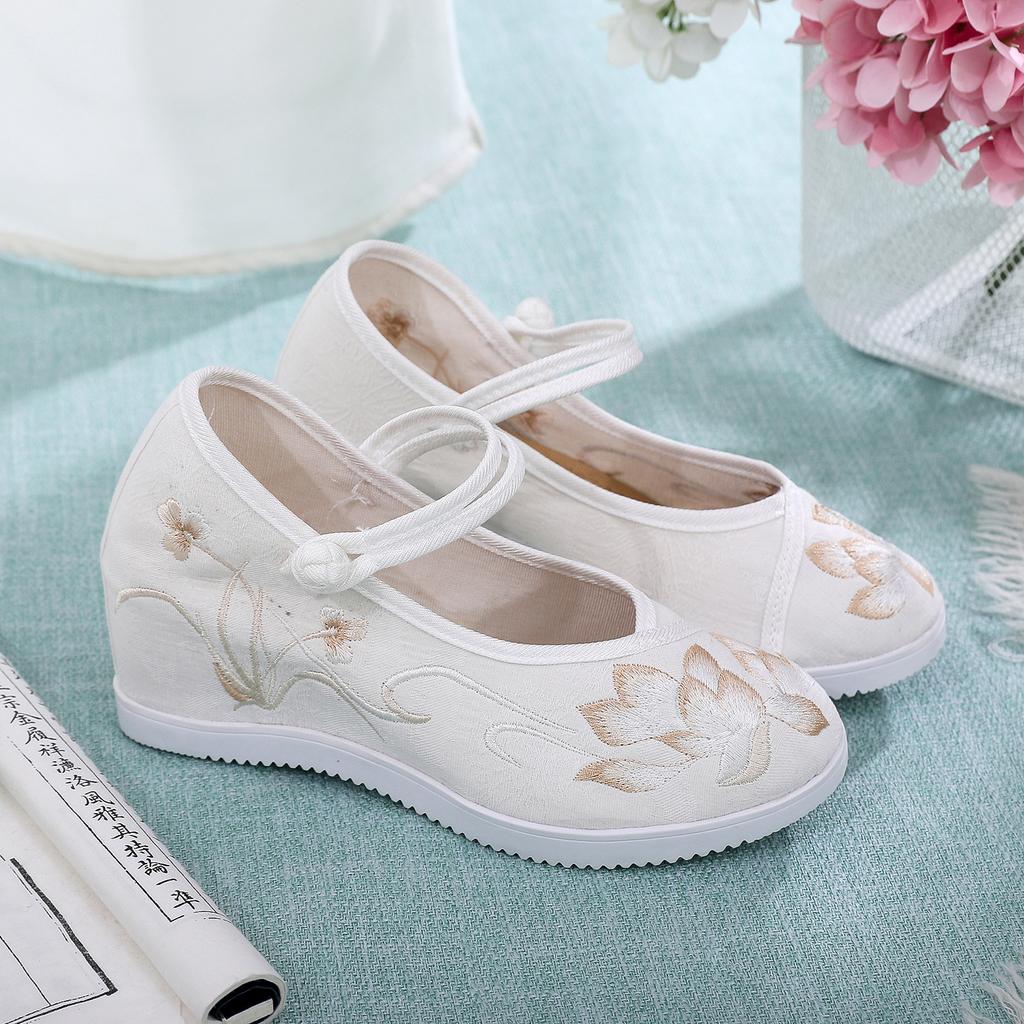 Sakura, the New Inner Height Increase Round Head Old Beijing Cloth Shoes for Women with Hanfu High-heeled Platform Embroidered Shoes