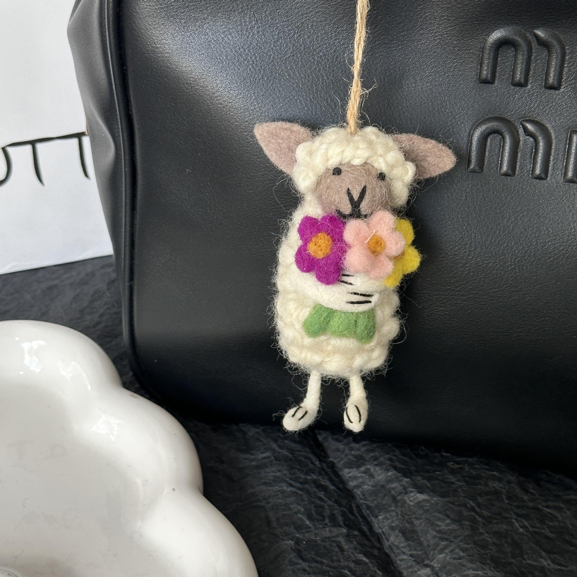 

Милий висячий ornaments з ягням: Ключниця та прикраса з вовняного фетру