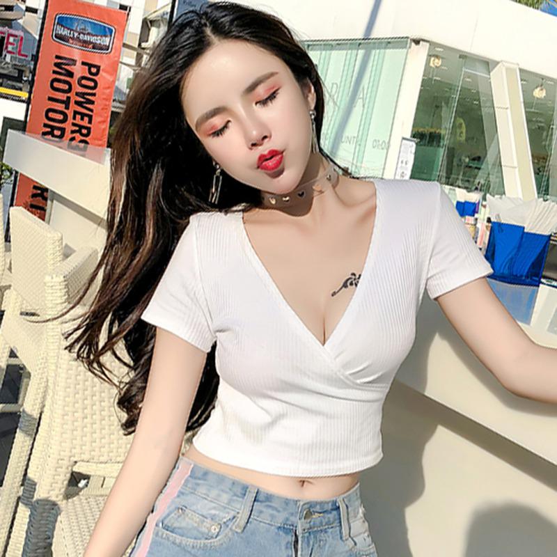 

Женский ребристый однотонный укороченный топ с V-образным вырезом и короткими рукавами