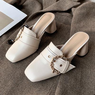 Mode Baotou High Heels Sommer Neu Quadratischer Kopf Nieten Metallschnalle Set Fuß Rutschfest Verschleißfest Dicke Absatzschuhe
