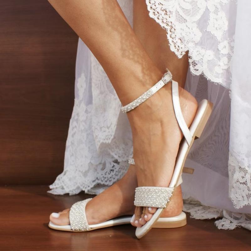 Mode Damen Weiße Flache Sandalen Perlenriemen Bequeme Hochzeitsschuhe Übergröße Lässige Outdoor-Slipper Neues Design