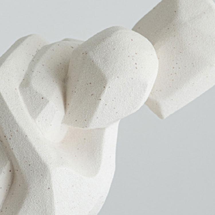 Liebhaber zeitgenössischer Keramik schätzen diese stilvolle Figur als Dekoration für Bücherregale, Kaminsimse oder als Tischdekoration bei Hochzeiten.