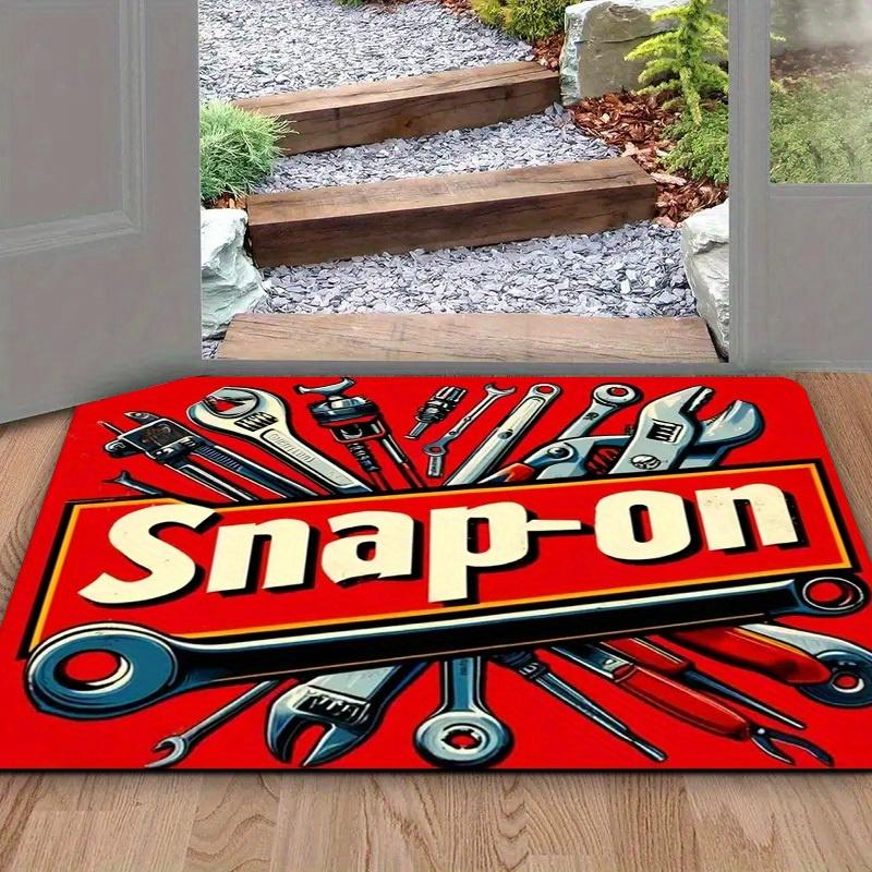 Nevklouzávací rohožka se Snap-On Tool logem, zářivě červená s černobílými ilustracemi, omyvatelný flanel pro domácí kancelář, garáž