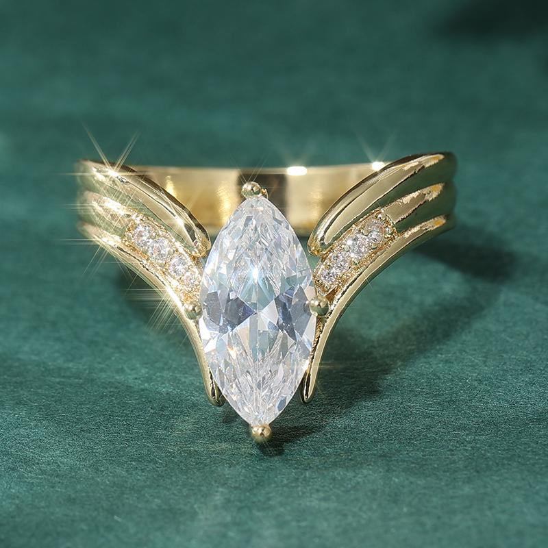 Modischer Ring für Damen in Goldfarbe mit weißen Zirkonia-Einlagen, handgeschnitztes Muster, täglicher Schmuck, Party-Schmuck