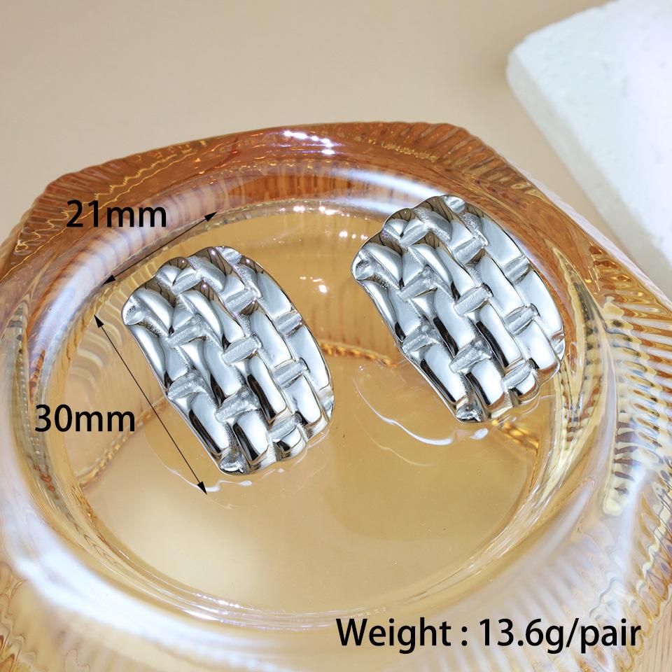 2024 European Style Curved Pineapple Texture Earrings in Stainless Steel серебряный