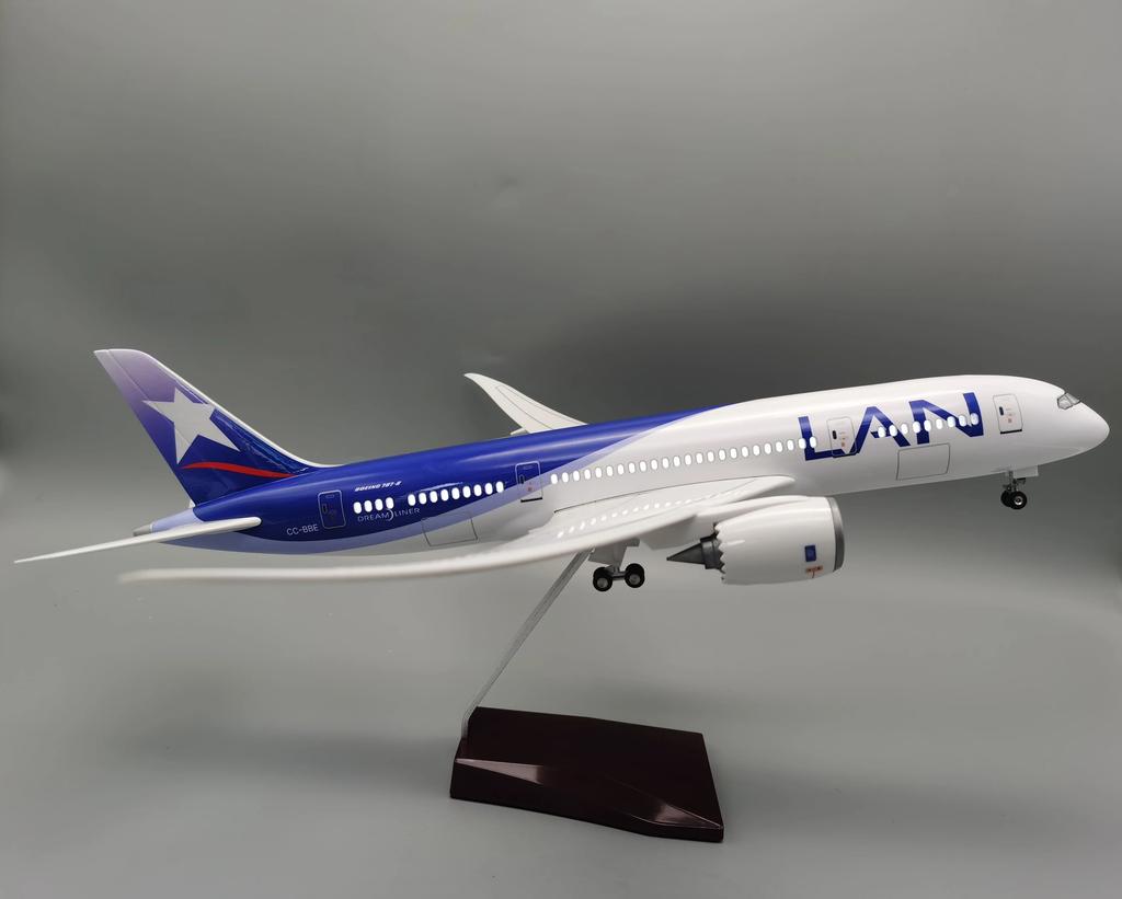 B787 Chile LAN Airways Diecast Resin Model Plane With Light & Base 1:130 Scale Static Airplane Enthusiasts Gift Decor