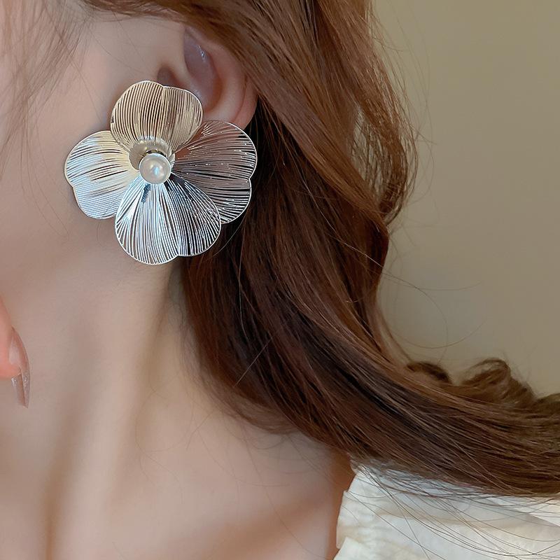 Exaggerated Metal Big Flowers Ginkgo Biloba Leaf Imitation Pearl Geometry Stud Earrings Personality Jewelry Girlfriend Gift