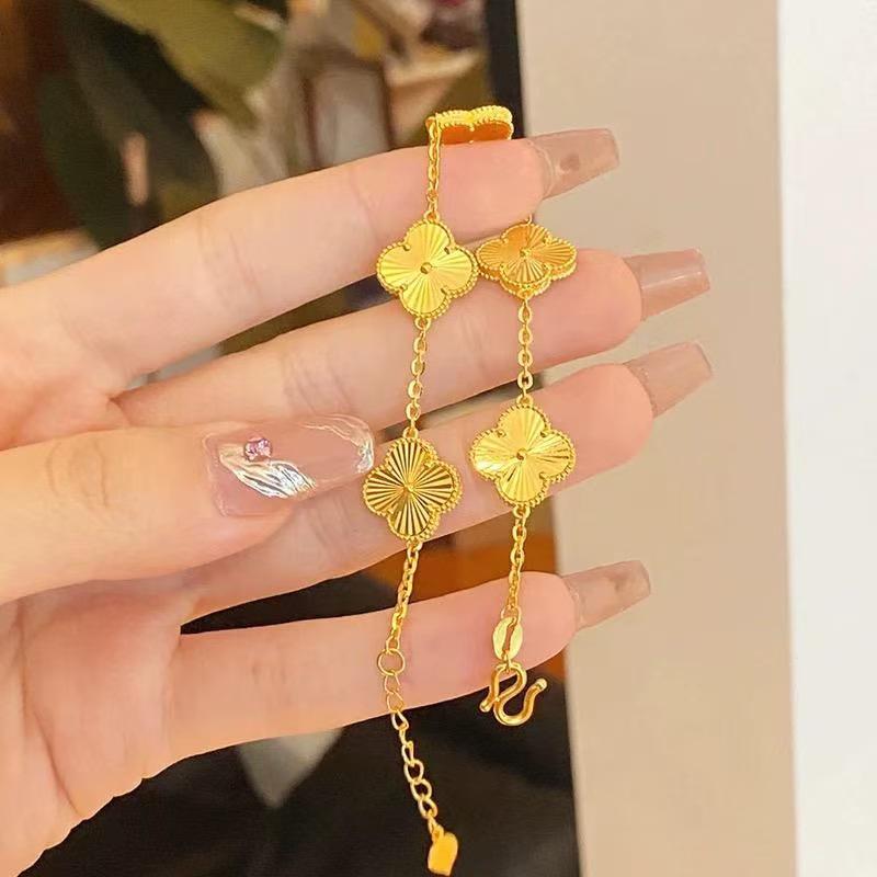 Xiaohongshu Douyin Gold-Plated Four-Leaf Clover Five-Petal Bracelet: Elegant, Versatile, High-End Bracelet for Women.