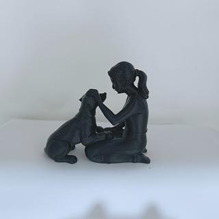 Girl and Dog Sculpture Ornament, Human Dog Friendship Sculpture, Suitable for Study, Birthday Gift for Dog Lovers чёрный