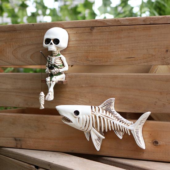 Veggskjelettstatue Fiske Menneskeskjelettfigur med Hai Gotisk Resin Veggdekor Fisker Skjelett for Halloweenfester