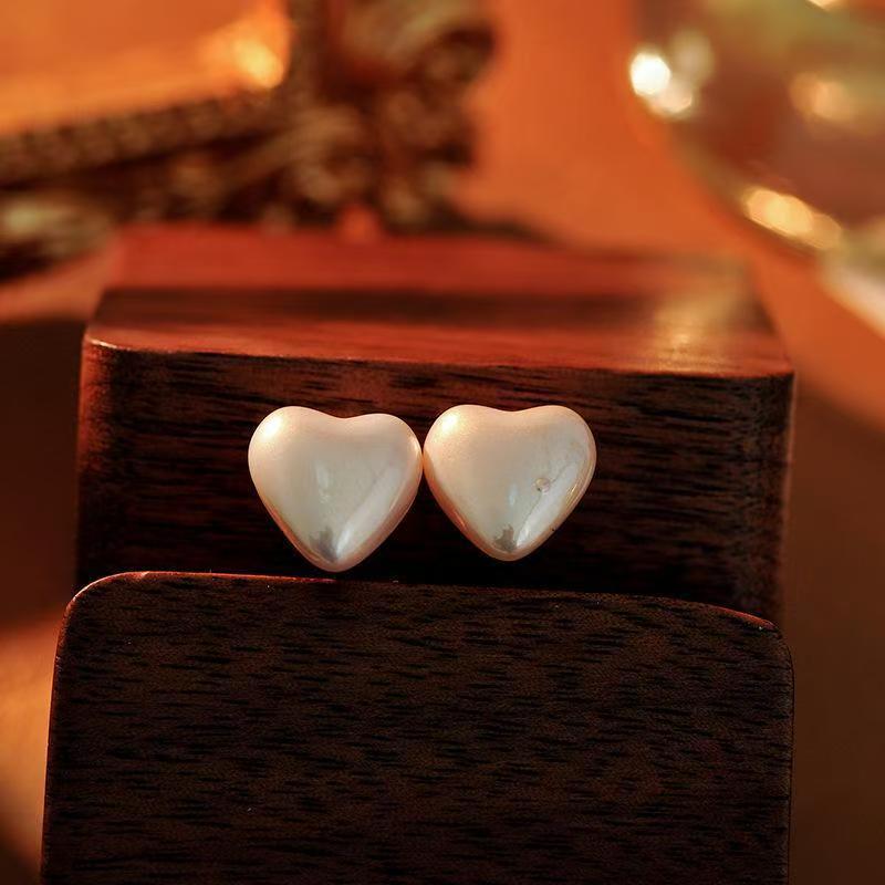 Women's Mini French Heart Pearl Stud Earrings - Elegant, Light Luxury Fashion Jewelry