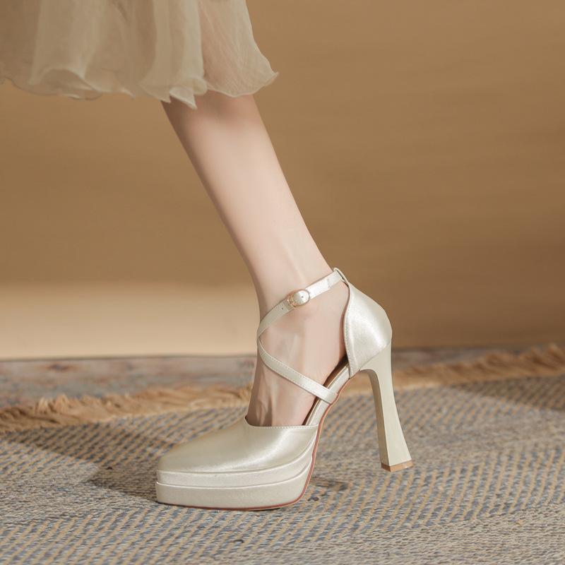 Jinguang pointed thick heel hollow double-layer