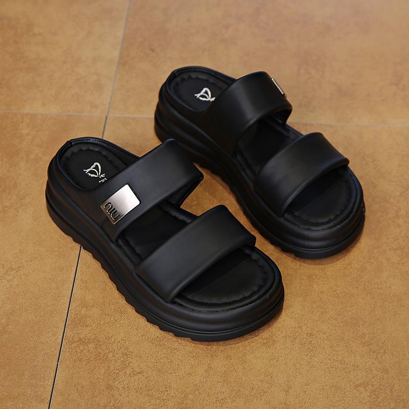 

Retro shit-stepping thick-soled cool slippers women s summer sandals 2025 new casual versatile beach one-word drag 40