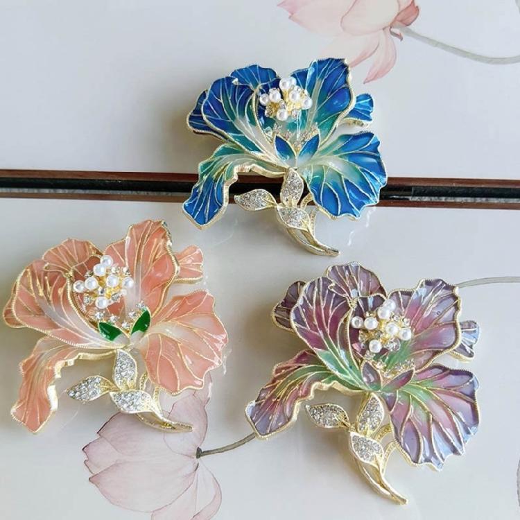 Spilla Versatile a Forma di Fiore Elegante Charme Peonia con Dettagli in Smalto e Perle Caratteristiche per Donna