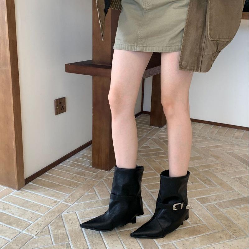 Evropský a americký styl špičaté klínové podpatky s přezkou na opasku kozačky 2025 nové temperamentní krátké kozačky vysoký podpatek jezdecké kozačky