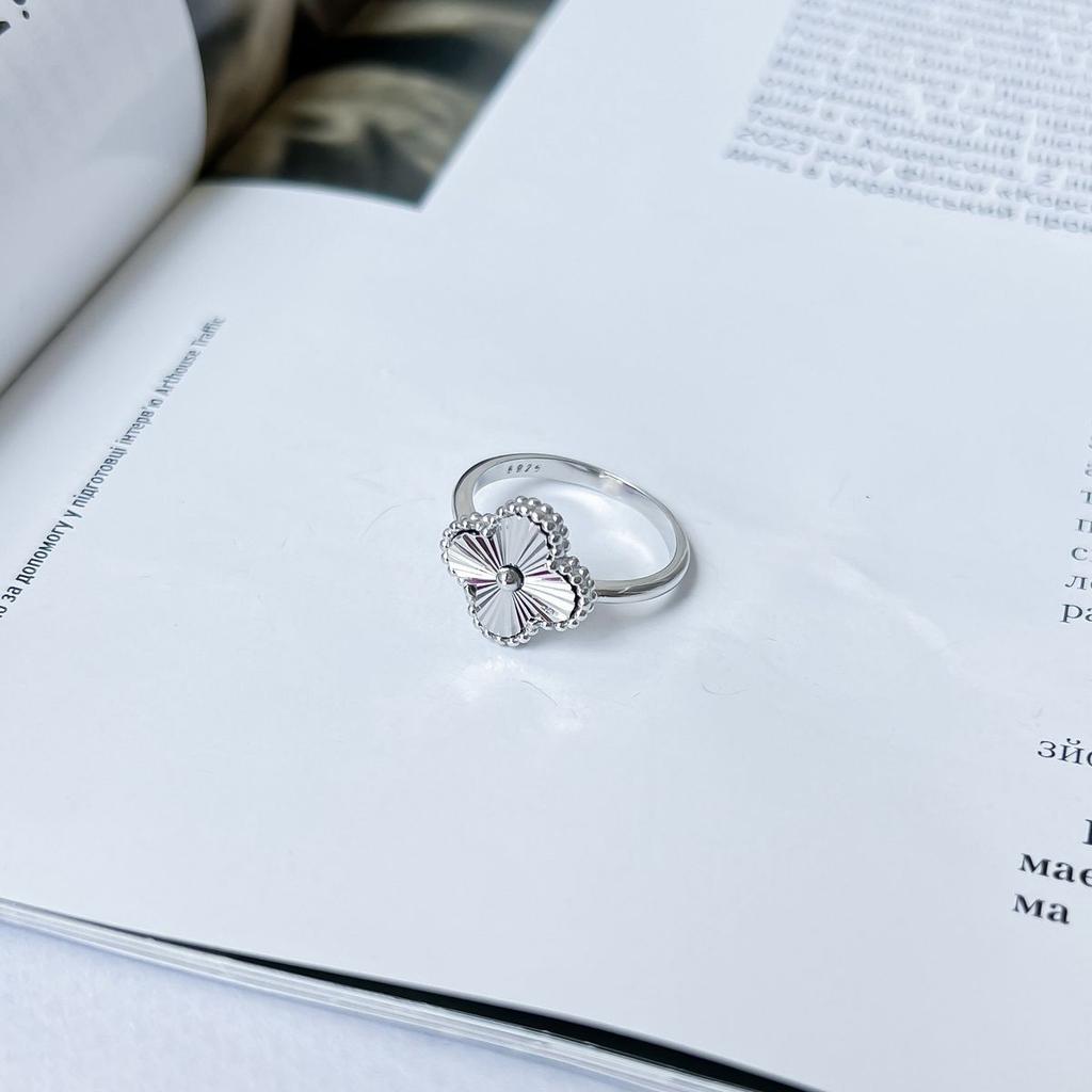 Серебряное кольцо с без камней, вес изделия 3,4 гр (2143529)
