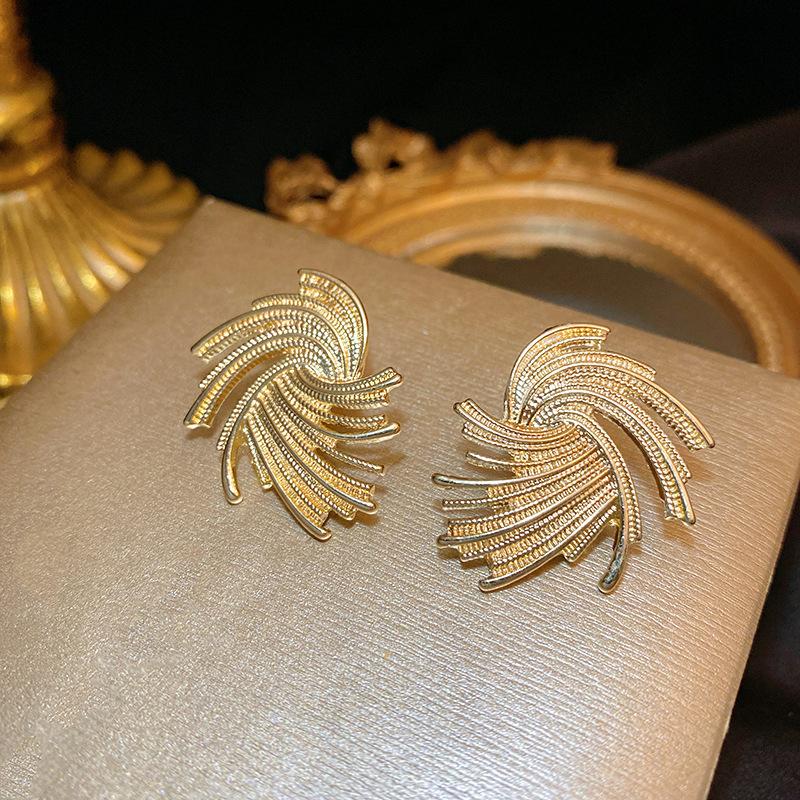Unique Metal Twist Geometric Big Stud Earrings for Women New Fashion Romantic Gold Color Earrings Jewelry Valentine's Day Gifts