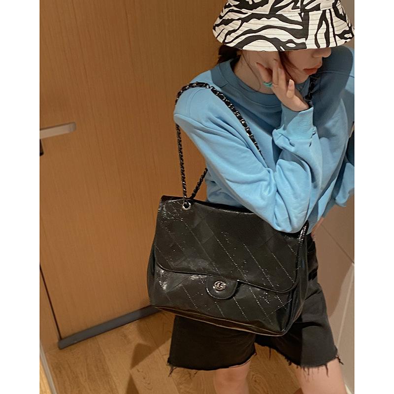 

Premium Fashionable and Fashionable Stray Bag designed for Women Versatile Large Size Capacity Tote Bag Diamond Chain Bag used for Commuting Women s