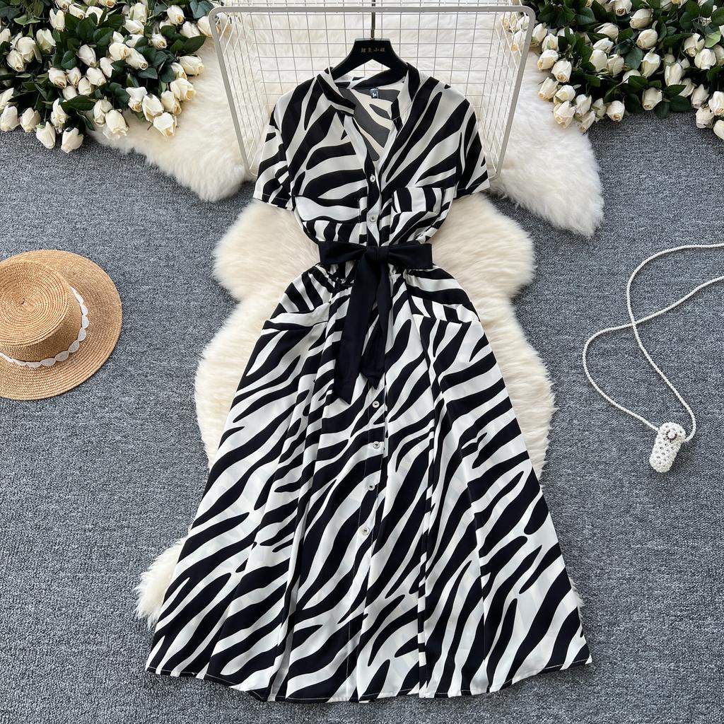 Letní dámské tištěné midi šaty s vintage výstřihem do V, krátkým rukávem a vysokým pasem, áčkové, jednořadé, ležérní šněrovací šaty