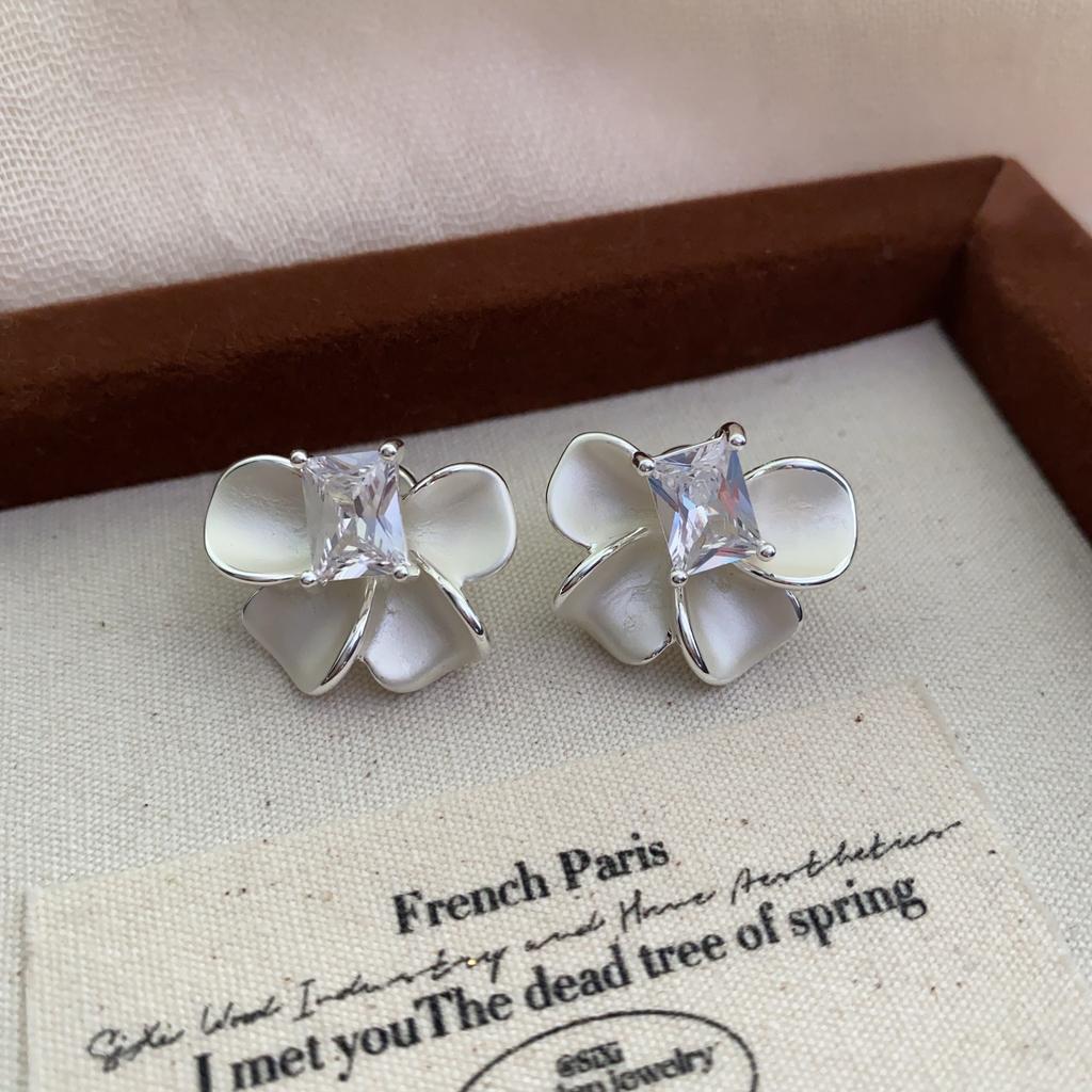 20 Temperament Versatile Earrings Simple Beige Flower Zircon Stud Earrings Women'S Niche Light Luxury High-End Earrings