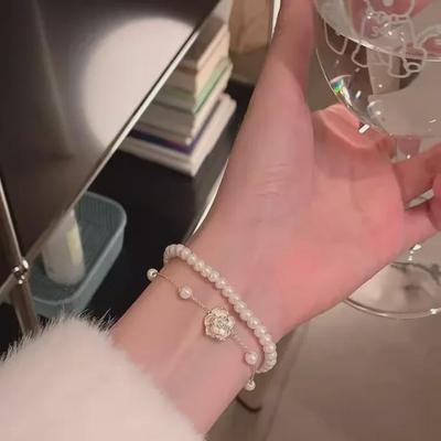 Dámský dvouvrstvý perlový náramek s kamélií - elegantní, výjimečný a vynikající šperk vysoké kvality.