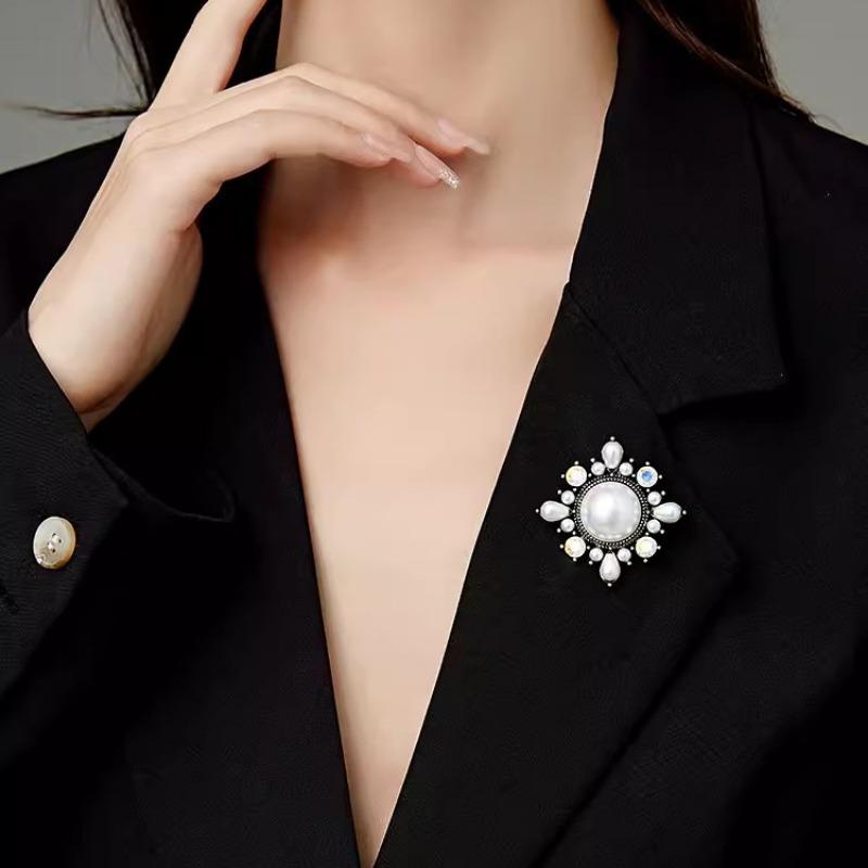 Baroque Retro Brooch, Exquisite Court-style Pearl Brooch, Fashionable Design Sense, Niche Brooch