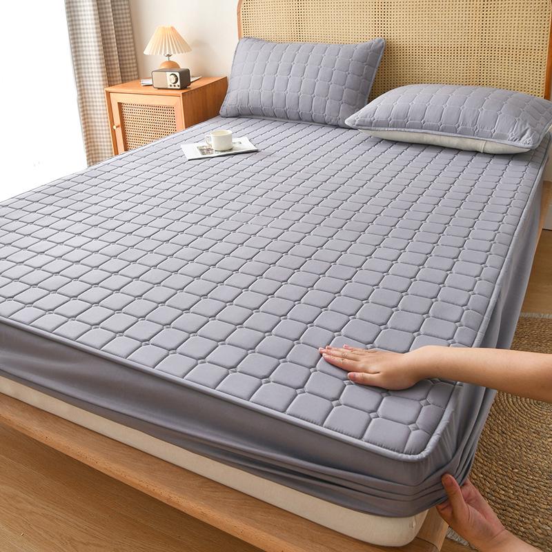 Thickened Brushed Non-Slip Waterproof Quilted Mattress Cover, for Autumn and Winter Warmth and Protection.