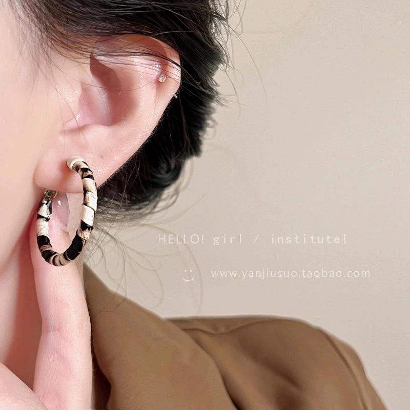 Autumn and winter new metal glossy ball earrings, femininity, advanced sense, square and round face, thin earrings, retro ear jewelry