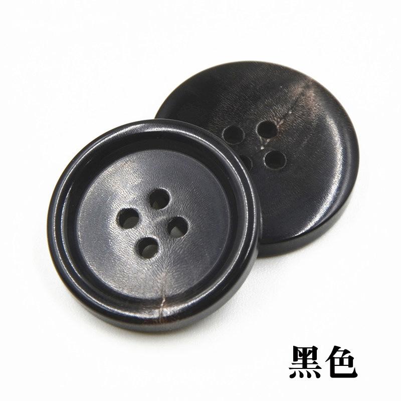

Натуральні ґудзики з рогу, чорні ґудзики, ґудзики для пальта, ґудзики для чоловічого костюма на чотири дірки. Black * 25mm